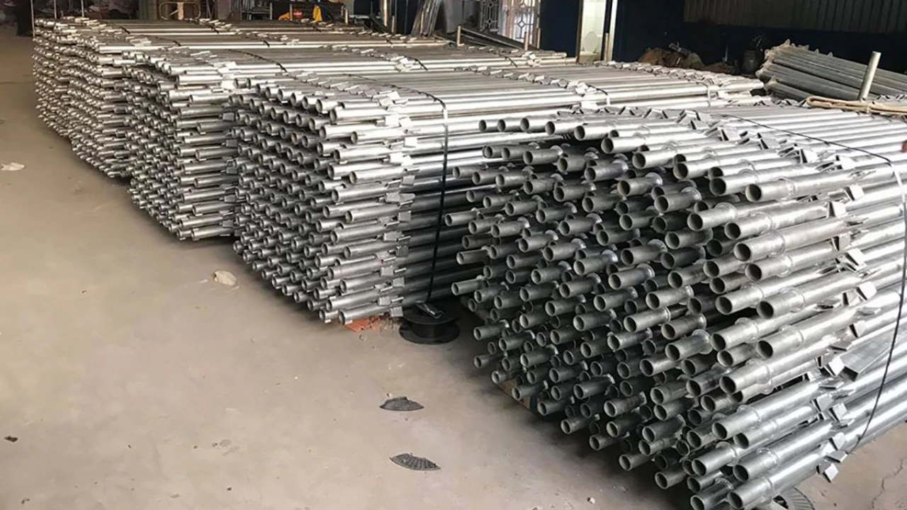 Cấu kiện giàn giáo được xếp chồng tại khu tập kết
