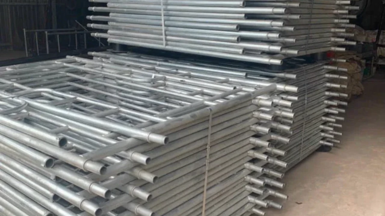 Các cấu kiện thép giàn giáo được tập kết theo từng nhóm