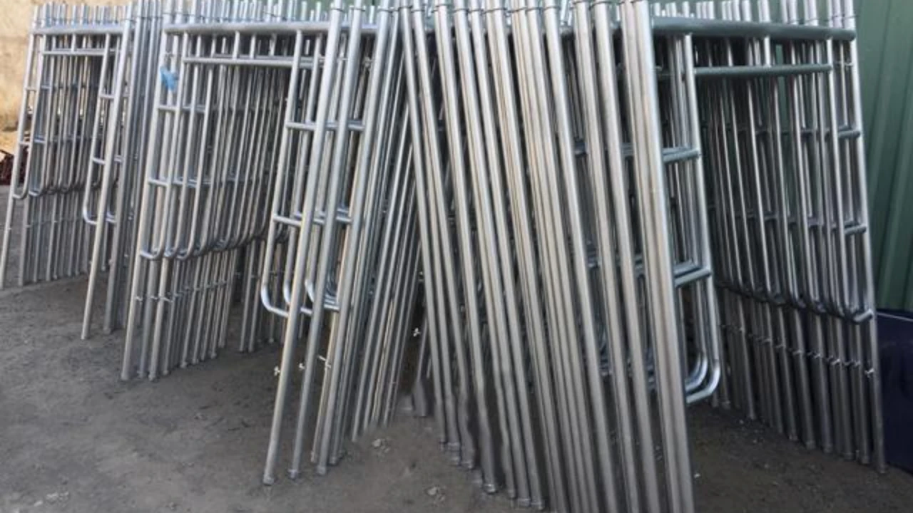 Các khung giàn giáo thép được xếp gọn tại bãi thiết bị